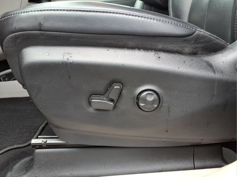 Used 2023 Chrysler Pacifica Touring-L FWD image 18