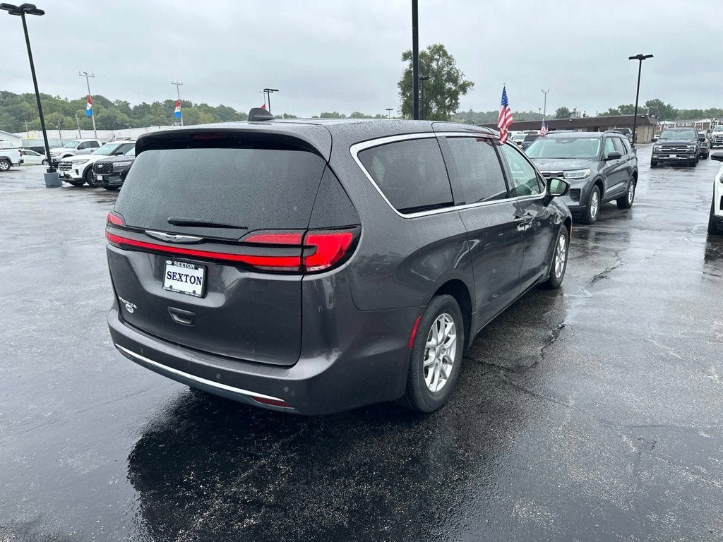 Used 2023 Chrysler Pacifica Touring-L FWD image 7