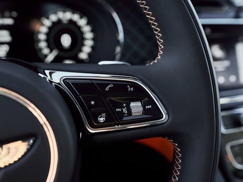 Used 2025 Bentley Bentayga image 61