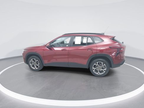 Used 2025 Chevrolet Trax LT w/ LT Convenience Package FWD image 5