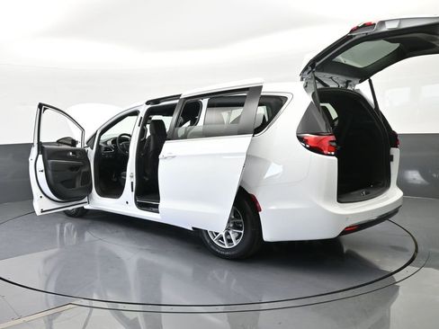 New 2026 Chrysler Pacifica Select image 68
