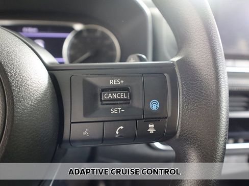 Used 2024 Nissan Rogue SV image 3