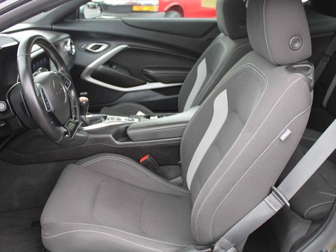 Used 2022 Chevrolet Camaro LT w/ Technology Package RWD image 9