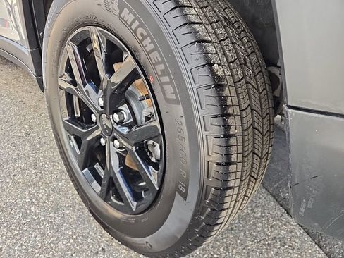 Certified 2025 Jeep Grand Cherokee Altitude image 12