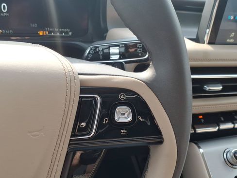 Used 2024 Lincoln Aviator AWD image 20