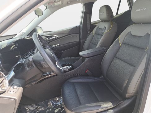 Used 2025 Chevrolet Trax ACTIV w/ Sunroof Package FWD image 15