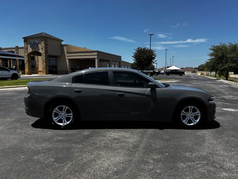 Used 2018 Dodge Charger SXT RWD image 8