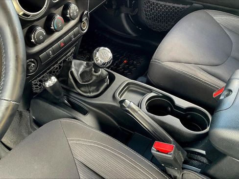 Used 2015 Jeep Wrangler Unlimited Sahara image 14