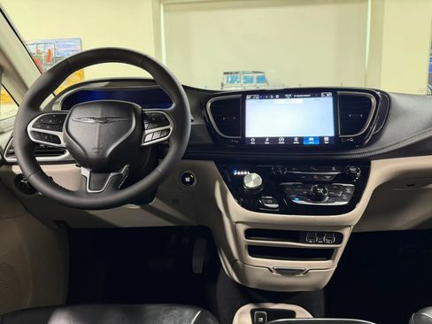 Used 2023 Chrysler Pacifica Touring-L FWD image 56