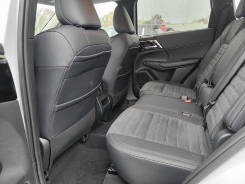 New 2025 Mitsubishi Outlander SE image 16