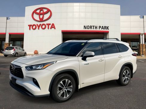 Used 2020 Toyota Highlander XLE AWD/4WD image 1