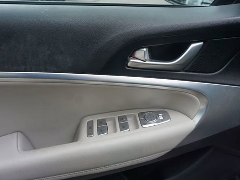 Used 2022 Genesis G70 2.0T RWD image 4