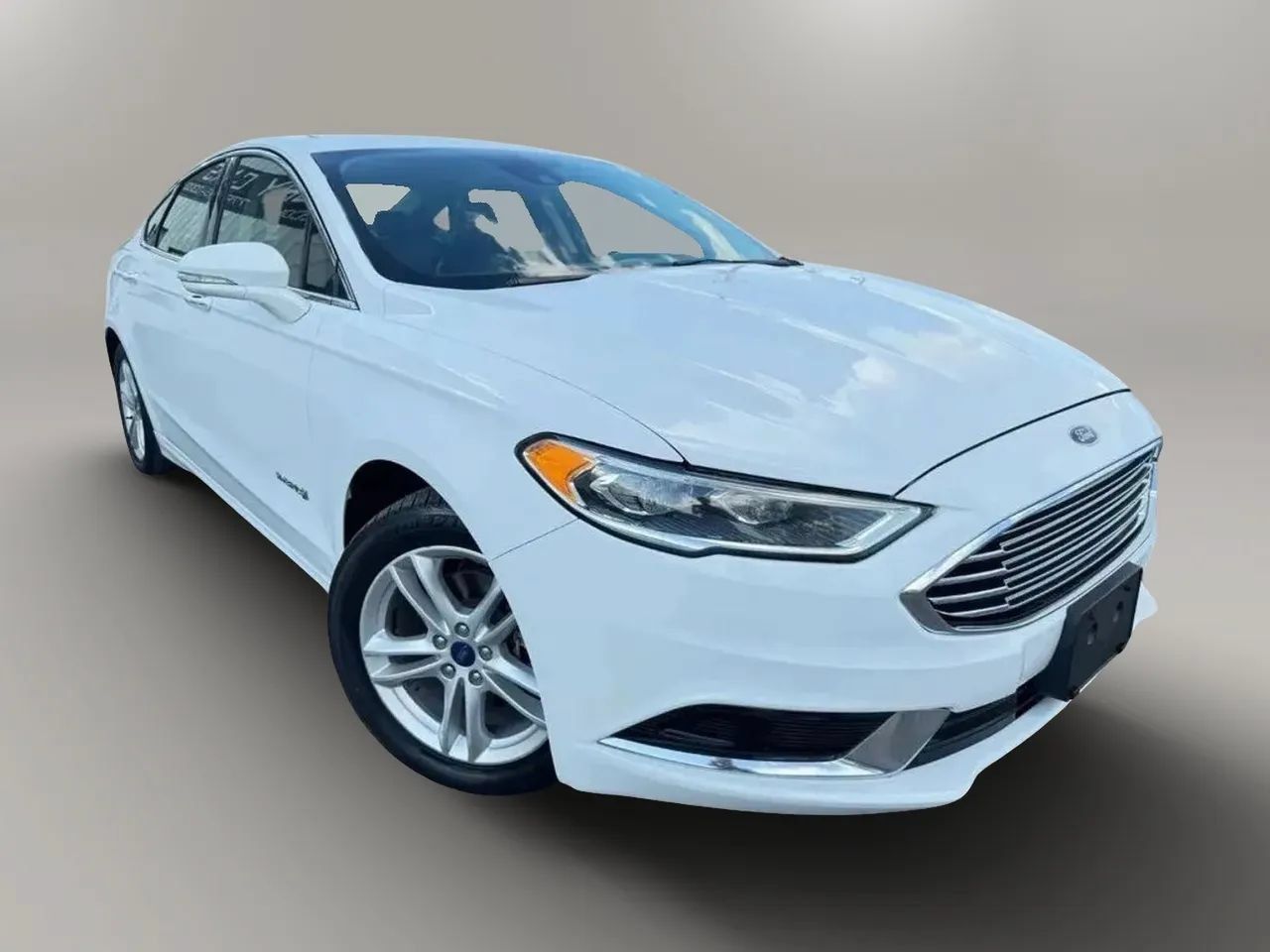 Used 2018 Ford Fusion SE w/ Equipment Group 602A FWD image 2