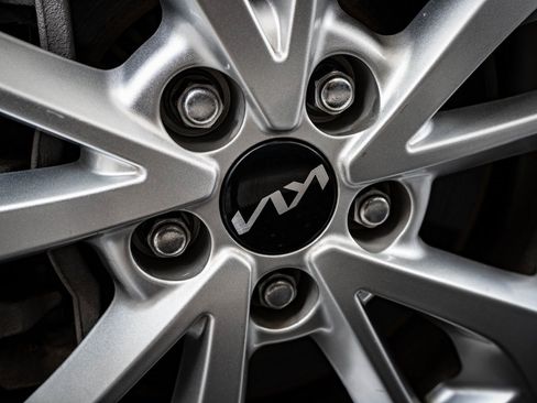 Used 2023 Kia Carnival LX image 8