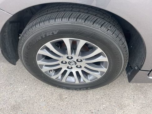 Used 2019 Toyota Sienna XLE w/ XLE Navigation Package FWD image 23
