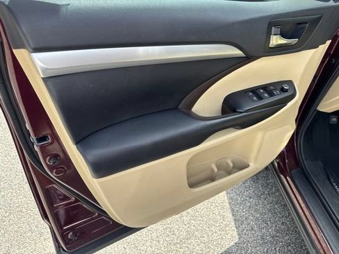 Used 2019 Toyota Highlander XLE AWD/4WD image 12