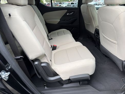 Used 2022 Chevrolet Traverse LS FWD image 15