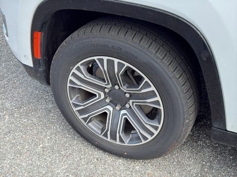 Used 2024 Jeep Wagoneer L Series II w/ Flexible Seating Group image 4