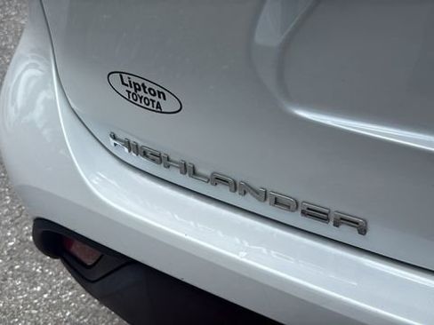 Used 2023 Toyota Highlander L FWD image 7