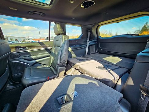 New 2026 Jeep Grand Cherokee L Limited w/ Limited Altitude Package AWD/4WD image 39
