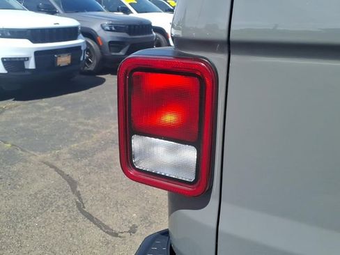 Used 2023 Jeep Gladiator Sport AWD/4WD image 15