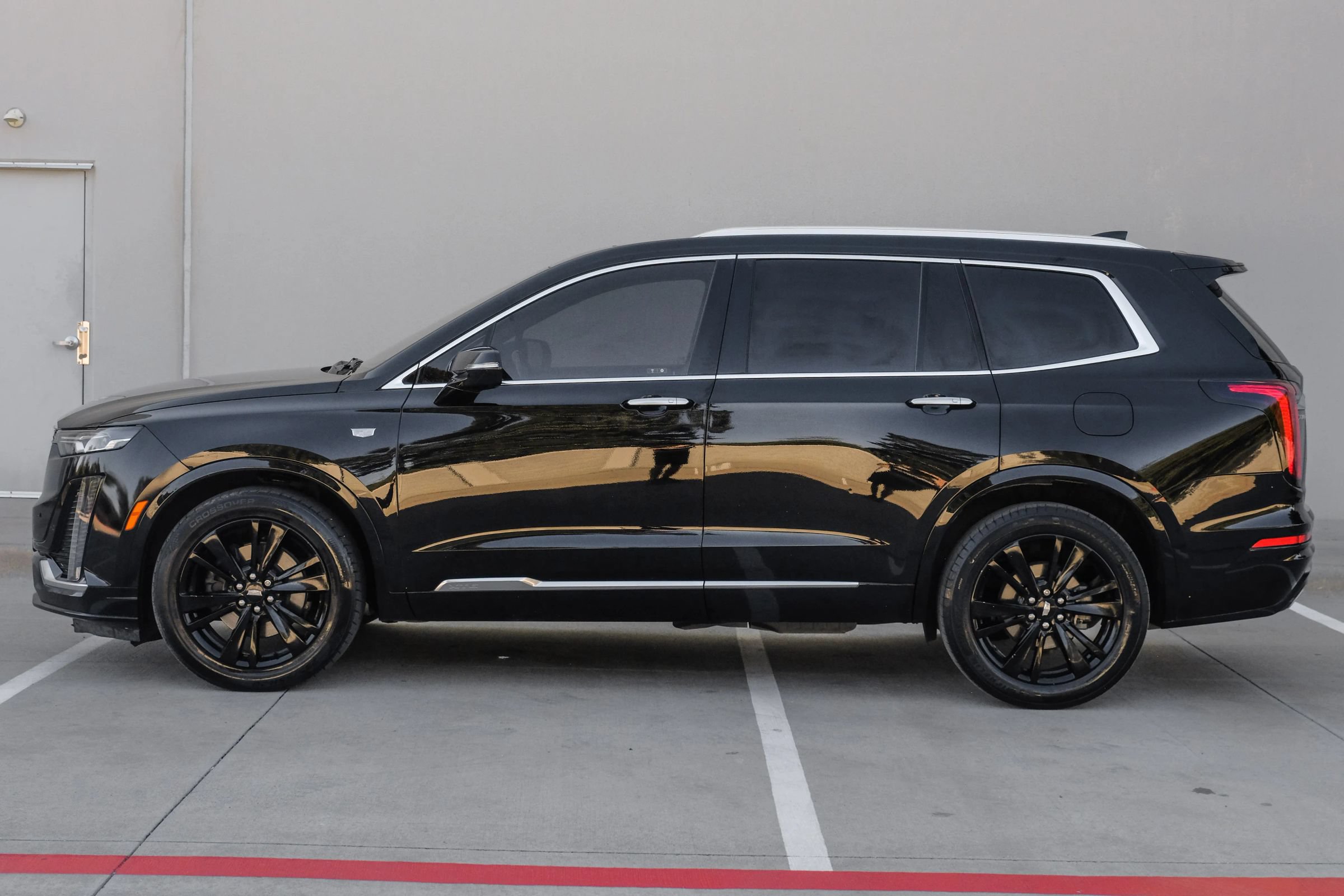 Used 2023 Cadillac XT6 Premium Luxury w/ LPO, Floor Liner Package FWD image 17