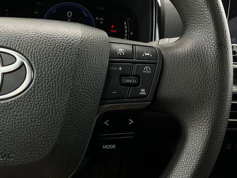 Used 2025 Toyota Camry LE image 33