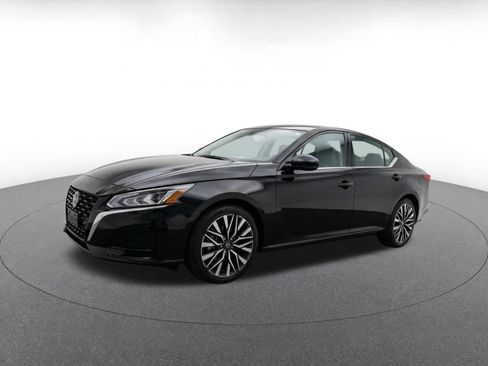 Used 2025 Nissan Altima 2.5 SV FWD image 3