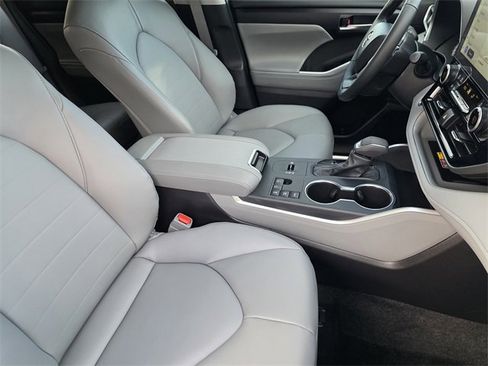 Used 2026 Toyota Highlander XLE image 13