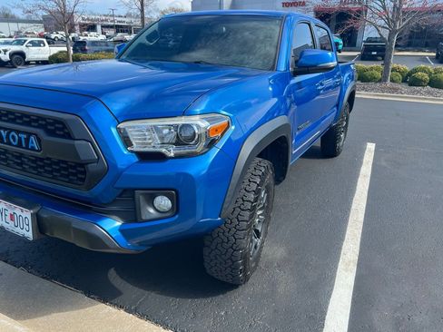 Used 2017 Toyota Tacoma TRD Off-Road image 3