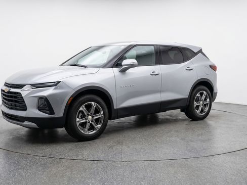 Used 2025 Chevrolet Blazer LT FWD image 3