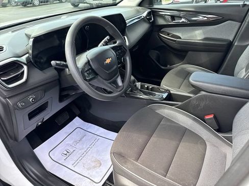 Used 2024 Chevrolet TrailBlazer LS w/ LS Convenience Package FWD image 9