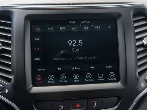Used 2022 Jeep Cherokee Latitude Lux AWD/4WD image 17