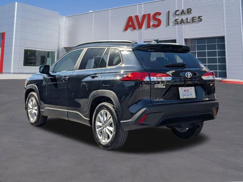 Used 2025 Toyota Corolla Cross LE image 3