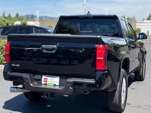 Certified 2025 Toyota Tacoma SR5 AWD/4WD image 5