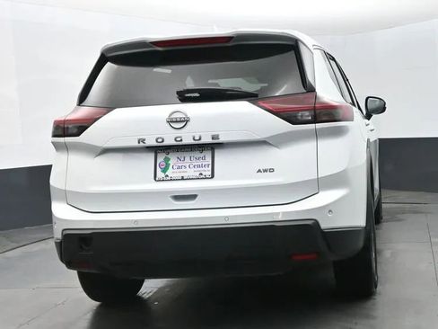 Used 2025 Nissan Rogue SV image 8