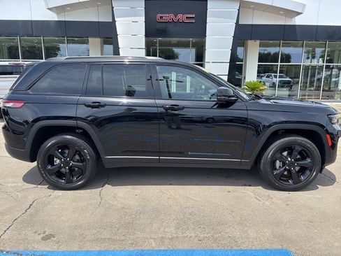 Used 2023 Jeep Grand Cherokee Altitude image 8