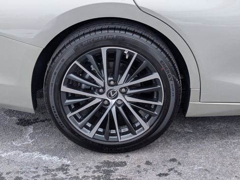 Certified 2025 Lexus ES 300h w/ Premium Package image 10