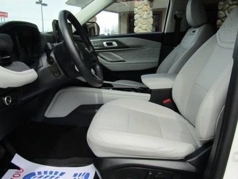 Used 2025 Ford Explorer Platinum w/ Ultimate Package image 9