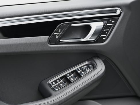 Used 2025 Porsche Macan image 35