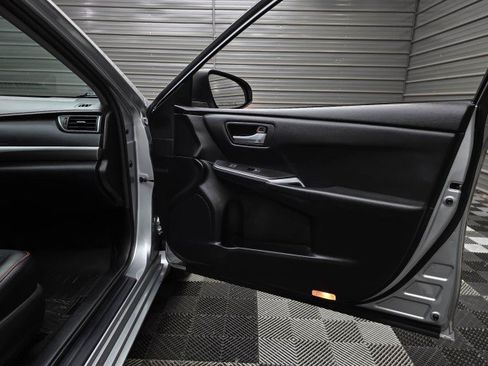 Used 2015 Toyota Camry SE w/ Moonroof Package FWD image 32