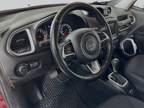 Used 2018 Jeep Renegade Latitude w/ Cold Weather Group image 9