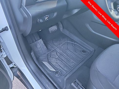 Used 2023 Chevrolet Traverse LT image 21