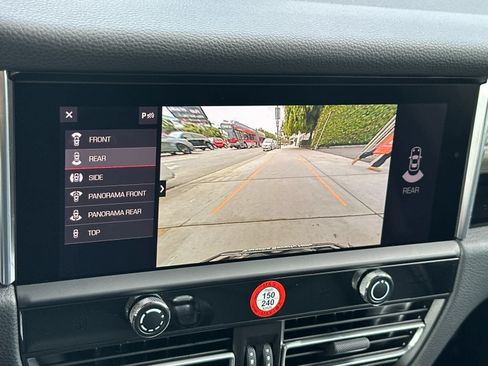 Certified 2025 Porsche Macan AWD/4WD image 23