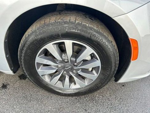 Used 2023 Chrysler Pacifica Touring-L FWD image 58