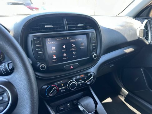 Used 2025 Kia Soul LX w/ LX Technology Package FWD image 17