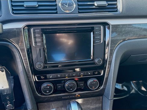 Used 2016 Volkswagen Passat 1.8T SE image 12