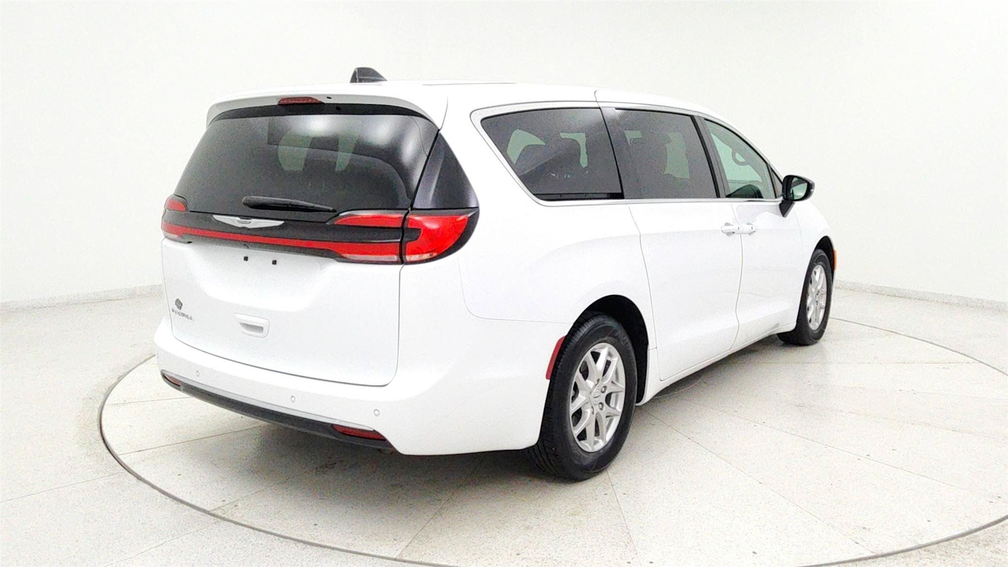 Used 2025 Chrysler Pacifica Select FWD image 5