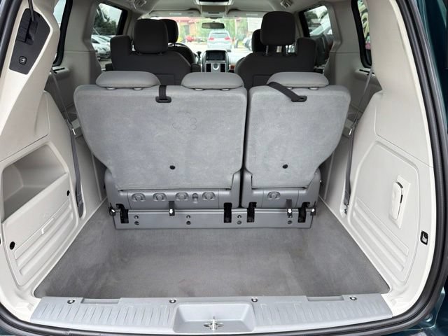 Used 2009 Chrysler Town & Country Touring w/ Entertainment Group #2 FWD image 22