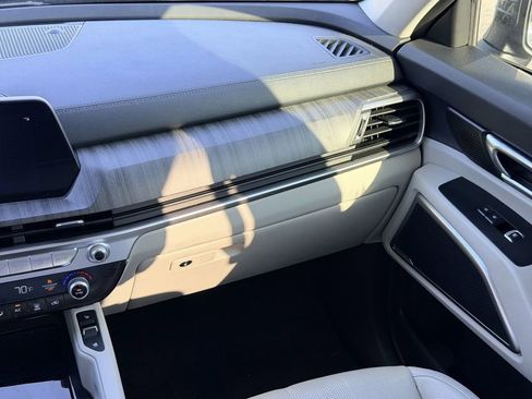 Used 2024 Kia Telluride EX w/ EX Captain's Chair Package image 17